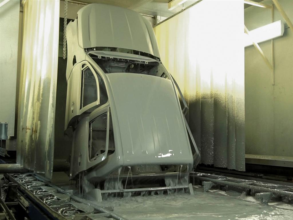 【圖五】Ford為生產的車型增加額外的防腐蝕保護層，在噴漆塗裝前浸入特殊的抗腐蝕處理槽中 (大型)